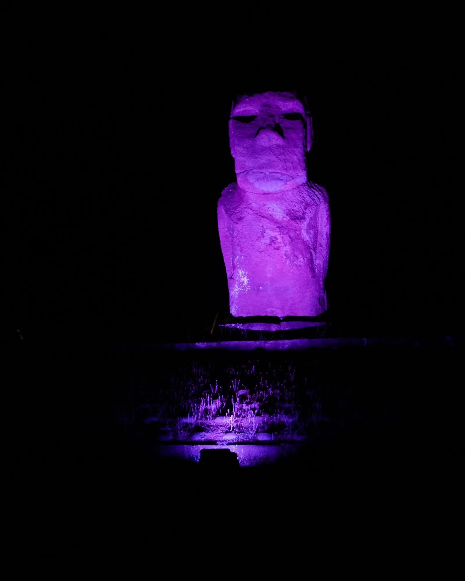 Iluminación del Ahu Riata marca cierre del octubre rosa en Rapa Nui